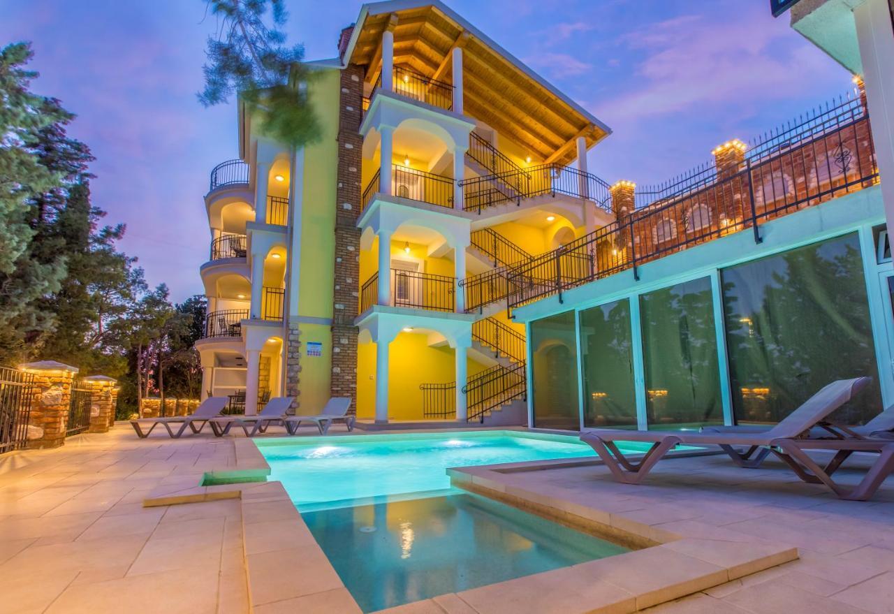 Palace Paulina Apartments Novi Vinodolski Esterno foto