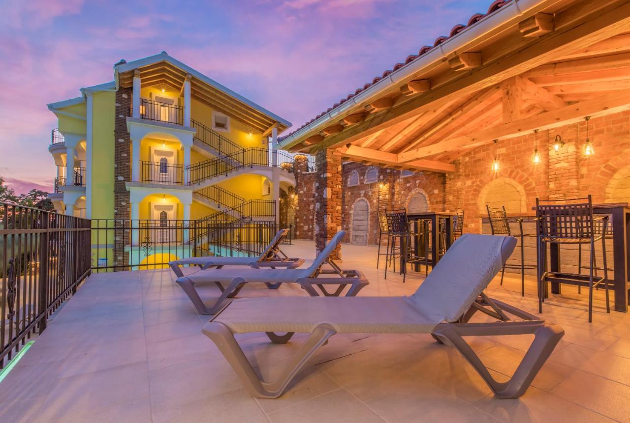 Palace Paulina Apartments Novi Vinodolski Esterno foto
