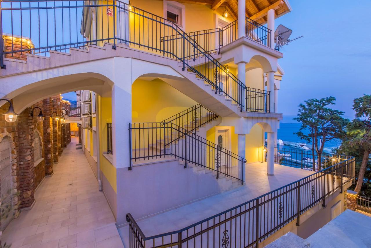 Palace Paulina Apartments Novi Vinodolski Esterno foto